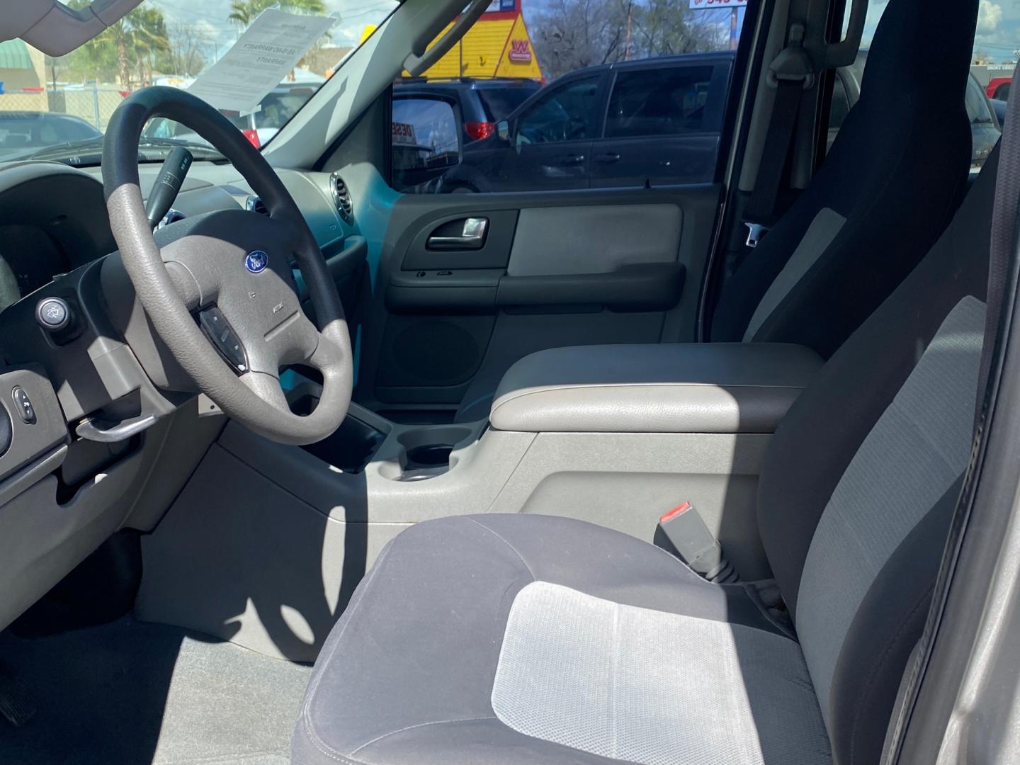 2004 /GREY Ford Expedition XLT 5.4L 2WD (1FMPU15L34L) with an 5.4L V8 SOHC 16V engine, 4-Speed Automatic Overdrive transmission, located at 44356 Date Ave., Lancaster, CA, 93534, (661) 945-6555, 34.688919, -118.139374 - Photo#3